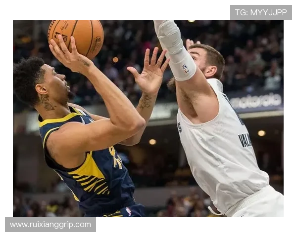 霍勒迪中路精准高抛 罗威凌空飞跃完成空接扣篮 霍勒迪中路精准高抛 罗威凌空飞跃完成空接扣篮