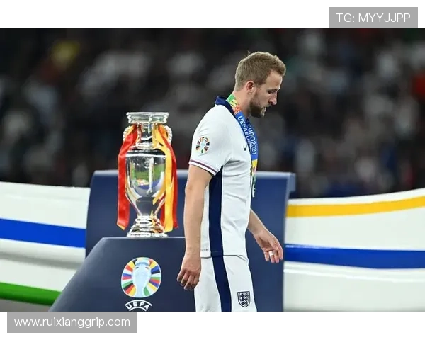 比利亚雷亚尔将在欧冠赛前隆重颁发金质奖章给罗德里